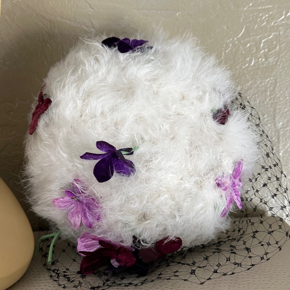 PRECIOUS 1950s\' WHITE FEATHER TAM - BLACK VELVET EDGING & PURPLE  \